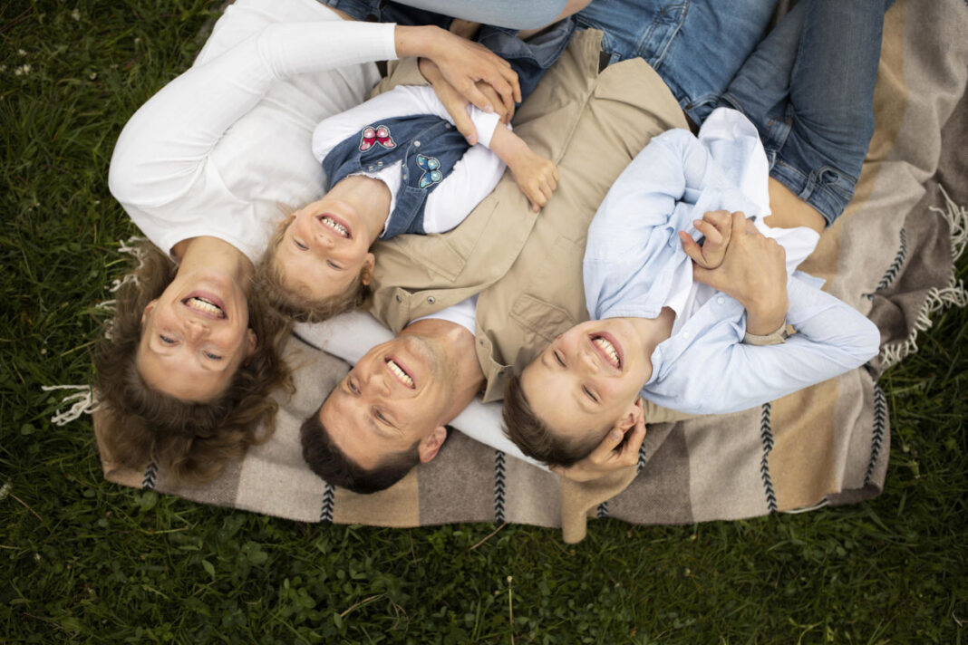 Serdecznie zapraszamy na konferencję, której celem jest analiza działań podejmowanych przez różne podmioty i instytucje na rzecz wsparcia współczesnej rodziny i wypracowanie wniosków na przyszłość. TROSKA O WSPÓŁCZESNĄ RODZINĘ NASZYM WSPÓLNYM CELEM 4 kwietnia 2024 r. godz. 11.00 - 13.30 Miejsce: MUZEUM ZIEMI TARNOWSKIEJ (RATUSZ, RYNEK 1)