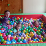 Kolejna edycja Kreatywnej Akademii Letniej już za nami! W tym roku w zajęciach warsztatowych wzięło udział 26 uczniów klas I-III i IV-VI szkół podstawowych z terenu miasta Tarnowa.