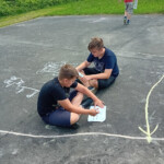 Kolejna edycja Kreatywnej Akademii Letniej już za nami! W tym roku w zajęciach warsztatowych wzięło udział 26 uczniów klas I-III i IV-VI szkół podstawowych z terenu miasta Tarnowa.