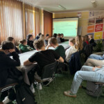 Nasza poradnia od wielu lat współpracuje z tarnowskimi szkołami ponadpodstawowymi, w których zostały utworzone klasy o profilu psychologicznym lub pedagogicznym. Chętnie gościmy uczniów wraz z nauczycielami, by zaprezentować poradnię „od środka”, w trakcie codziennego dnia pracy.