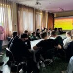 Nasza poradnia od wielu lat współpracuje z tarnowskimi szkołami ponadpodstawowymi, w których zostały utworzone klasy o profilu psychologicznym lub pedagogicznym. Chętnie gościmy uczniów wraz z nauczycielami, by zaprezentować poradnię „od środka”, w trakcie codziennego dnia pracy.