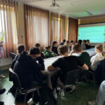 Nasza poradnia od wielu lat współpracuje z tarnowskimi szkołami ponadpodstawowymi, w których zostały utworzone klasy o profilu psychologicznym lub pedagogicznym. Chętnie gościmy uczniów wraz z nauczycielami, by zaprezentować poradnię „od środka”, w trakcie codziennego dnia pracy.