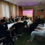 Nasza poradnia od wielu lat współpracuje z tarnowskimi szkołami ponadpodstawowymi, w których zostały utworzone klasy o profilu psychologicznym lub pedagogicznym. Chętnie gościmy uczniów wraz z nauczycielami, by zaprezentować poradnię „od środka”, w trakcie codziennego dnia pracy.